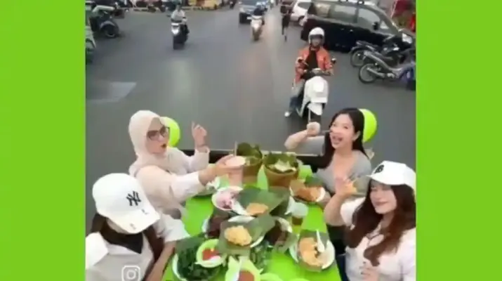 Viral Perempuan Makan di Bak Pikap Keliling Tasikmalaya, Polisi Beri Teguran soal Keselamatan