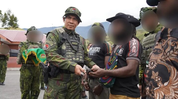 Empat Orang yang Disebut Anggota OPM Serahkan Senjata ke TNI di Puncak Jaya, Klaim Keanggotaan Dibantah