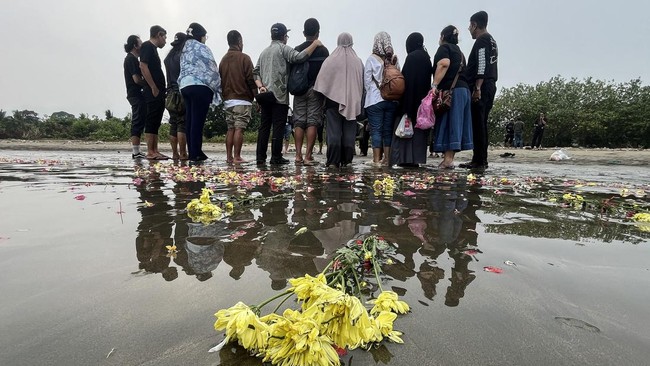 Operasi SAR Jurnalis Hilang Dihentikan, Keluarga Gelar Tabur Bunga di Selat Sunda