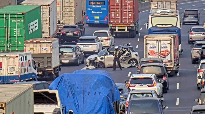 Mobil Listrik Ringsek dalam Kecelakaan Beruntun di Tol Ancol, Pengemudi Dilarikan ke Rumah Sakit